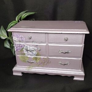 🎁 Hand Designed Jewelry Box